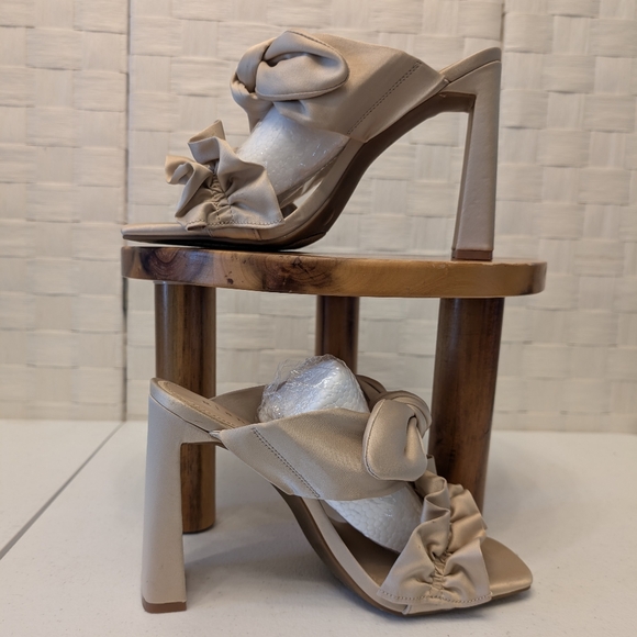 Gianni Bini Feminine Nude Ruffle Bow Chunky Heel Slip-On Sandals Size 9.5 - Picture 1 of 9
